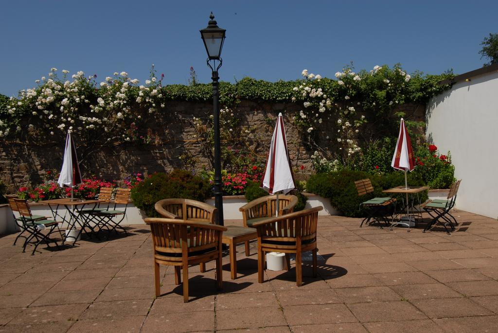 Oaklands Lodge Hotel Saint Saviour Екстериор снимка