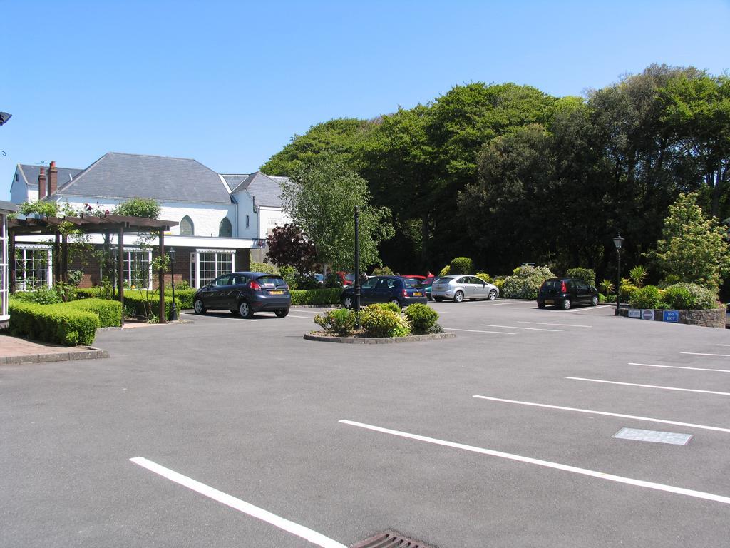 Oaklands Lodge Hotel Saint Saviour Екстериор снимка