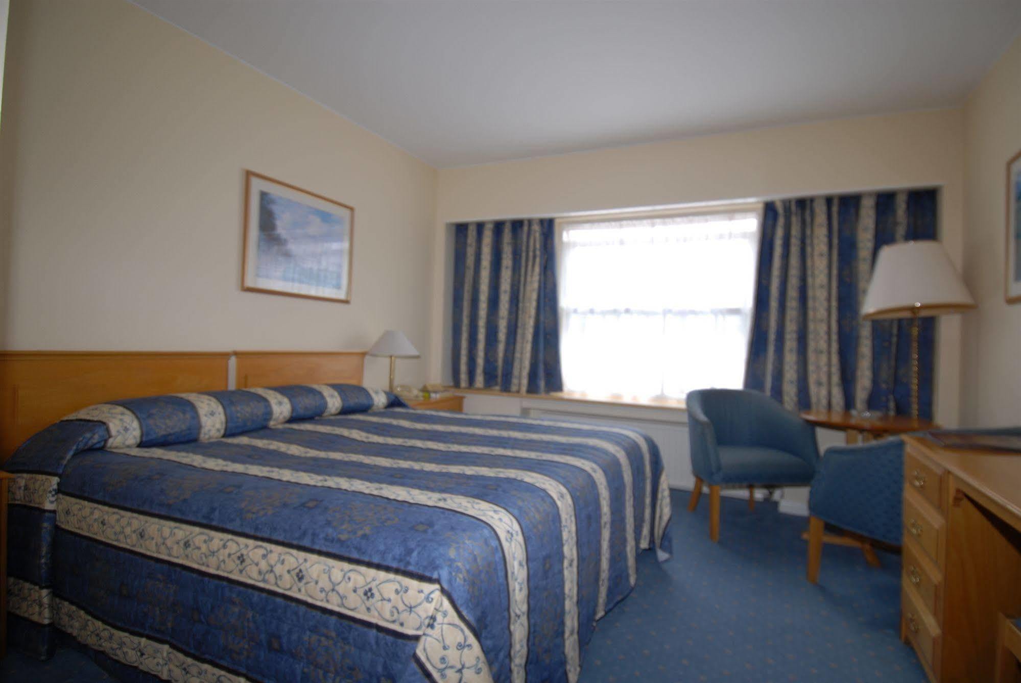 Oaklands Lodge Hotel Saint Saviour Екстериор снимка