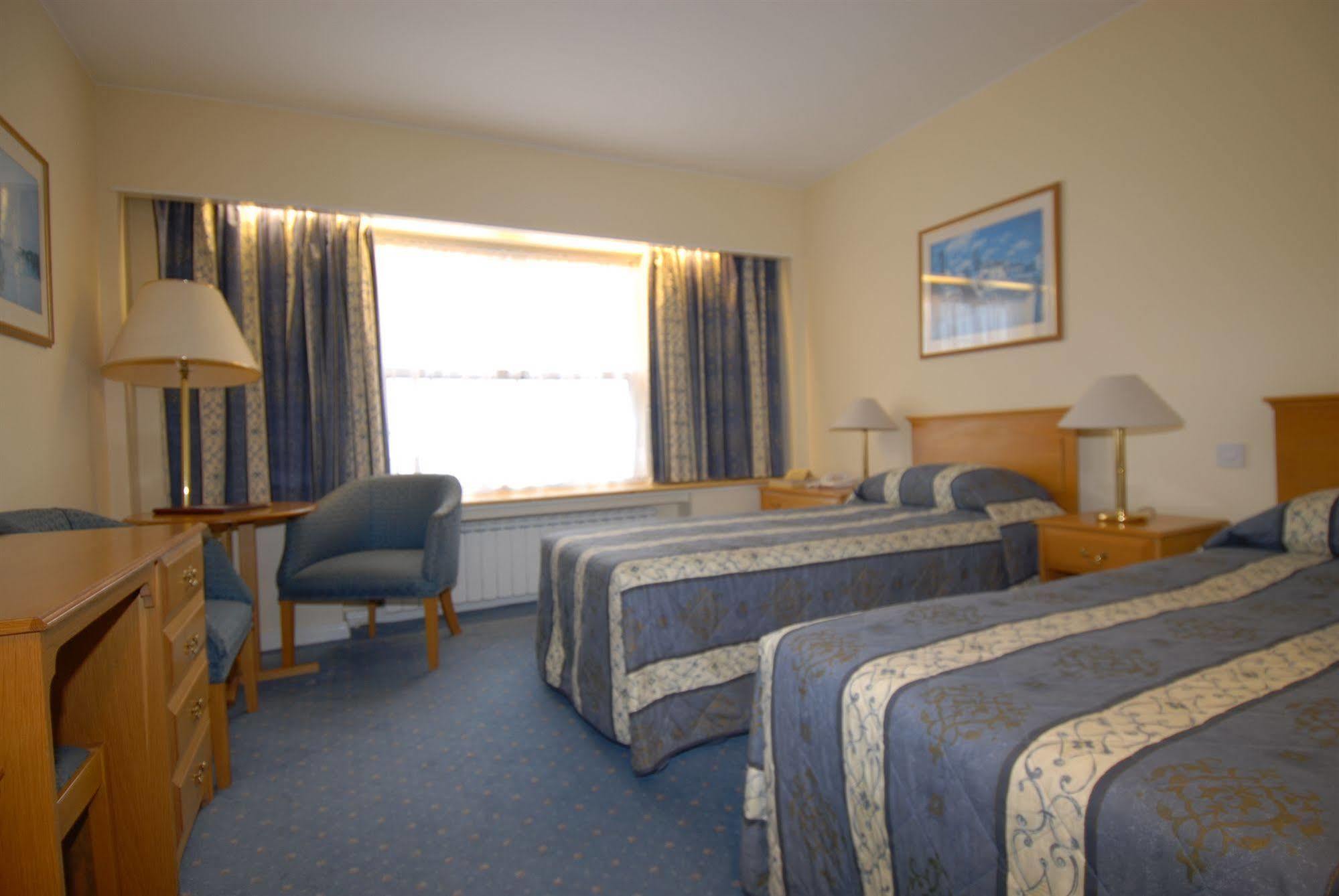 Oaklands Lodge Hotel Saint Saviour Екстериор снимка