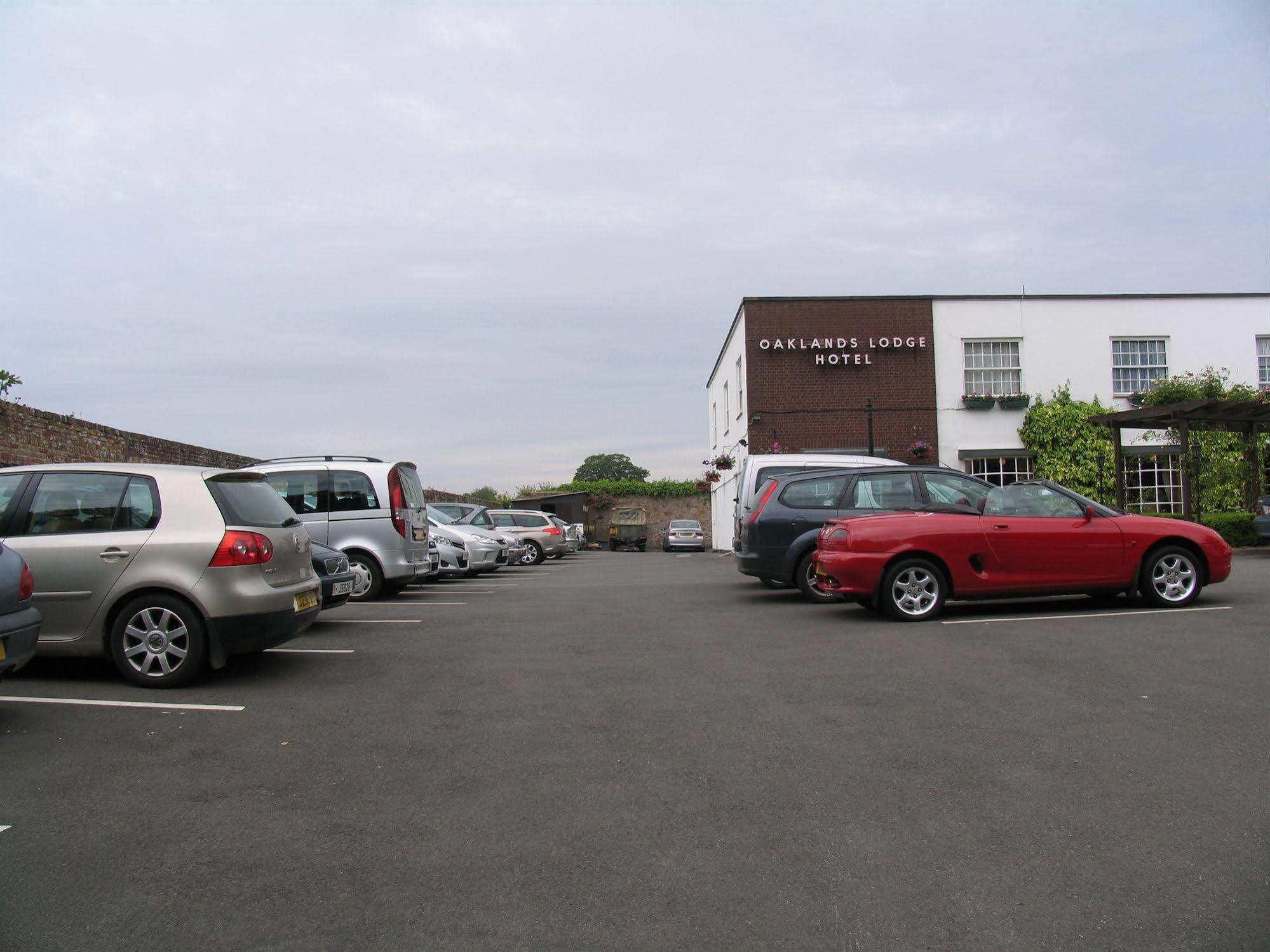 Oaklands Lodge Hotel Saint Saviour Екстериор снимка